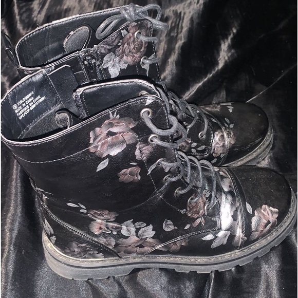 👟👠 2 for $100 | NWOT | STUNNING Black/Silver Floral Rose Pattern Combat Boots - Picture 1 of 4
